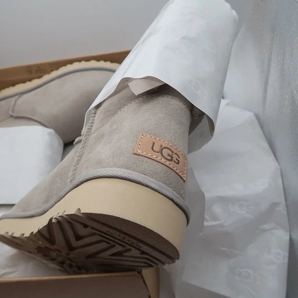 Women's UGG Bailey Bow II Boot in Grey, Size 8 - Picture 7 of 8